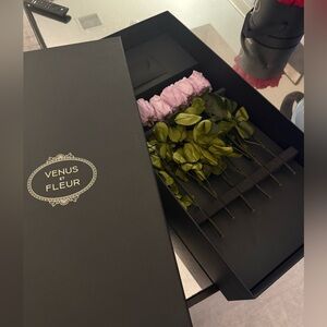 Venus eat fleur purple vase and flowers